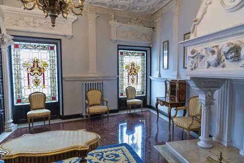 Salón noble con chimenea y vidrieras