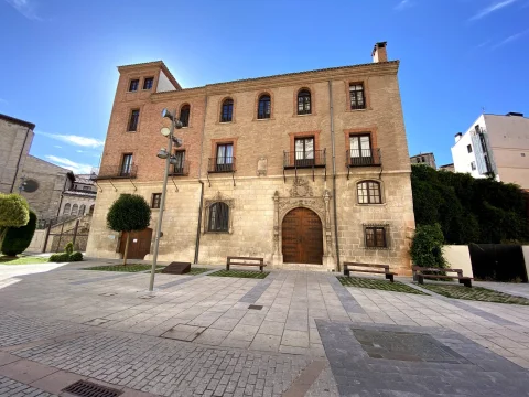 Vista frontal del Palacio de Castilfalé y su plazoleta