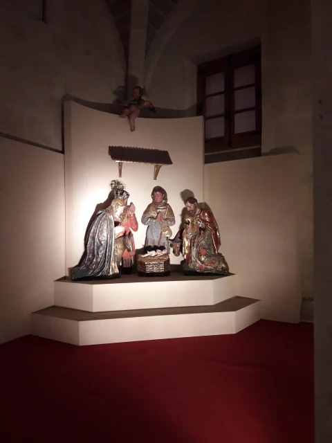 Conjunto escultórico policromado del Nacimiento de Jesús con la Sagrada Familia y pastor orante