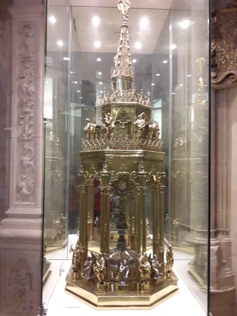 Custodia procesional de templete hexagonal en plata sobredorada dentro de vitrina de cristal