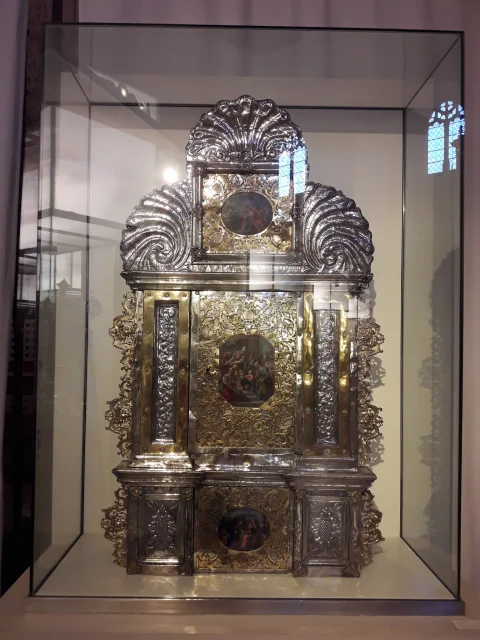 Sagrario o retablo portátil en plata repujada y dorada con remate avenerado y pinturas esmaltadas