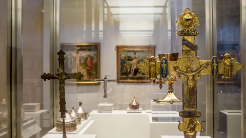 Vitrina expositora con cruces procesionales medievales, cálices y piezas de orfebrería litúrgica