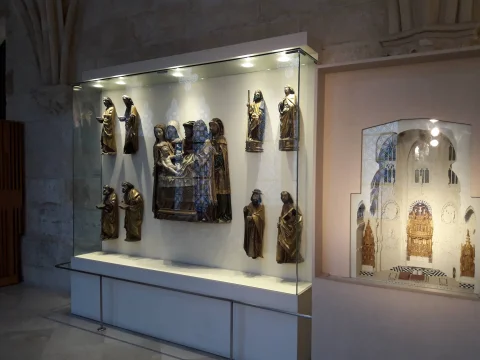 Vitrina con figuras de bulto en madera dorada de la Circuncisión y maqueta seccionada de la Capilla del Condestable