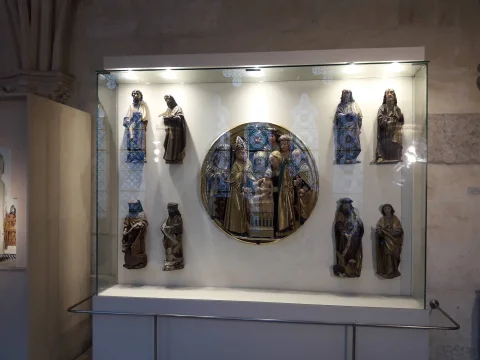 Vitrina con tondo central de la Presentación de Jesús en el Templo flanqueado por estatuillas de profetas y apóstoles