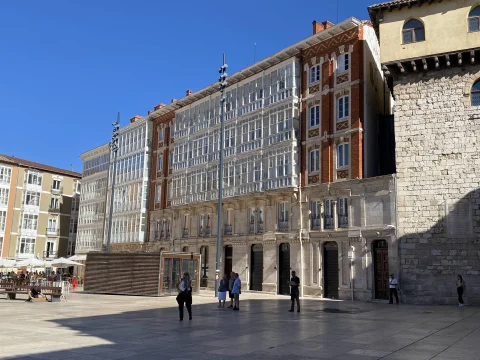 Conjunto de edificios burgaleses de galerías acristaladas junto a la fábrica de piedra del Arco de Santa María