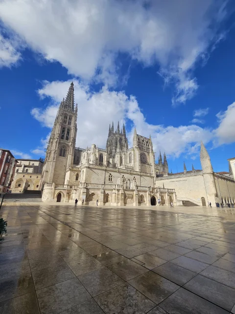 Monumental vista en contrapicado de la Catedral de Burgos con su aguja, cimborrio y fachada del Sarmental