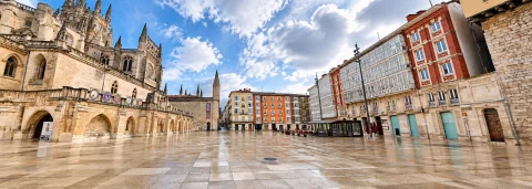 Panorámica completa con la lonja gótica de la catedral a la izquierda y el frente de miradores burgaleses