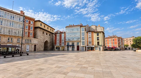 Vista de los edificios decimonónicos con miradores acristalados y paso hacia el Arco de Santa María