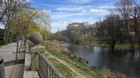 Panorámica del río Arlanzón y su vegetación de ribera desde el pretil con esferas de piedra