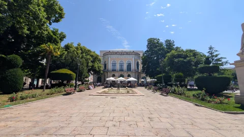 Perspectiva diurna del andén central hacia el Teatro Principal con la fuente ornamental en el eje