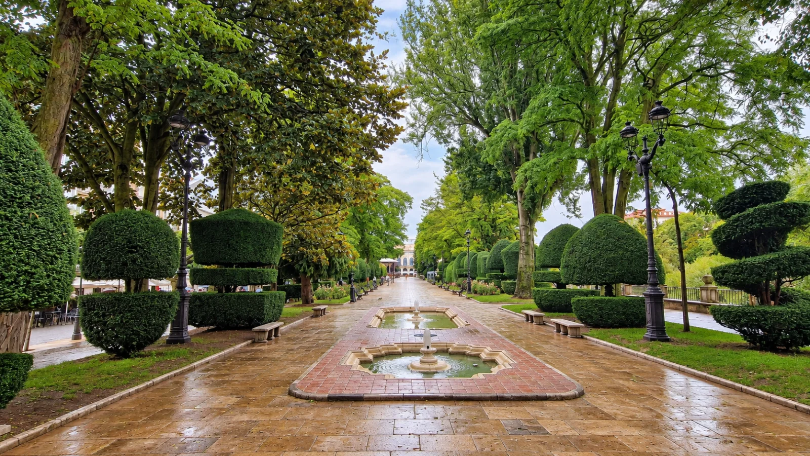 El Espolón (Paseo de Marceliano Santa María, eje de los estanques hacia el Templete de Música)