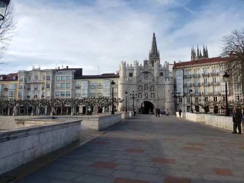 Puente Santa María (pretil occidental sobre el río Arlanzón con vistas al Arco de Santa María)