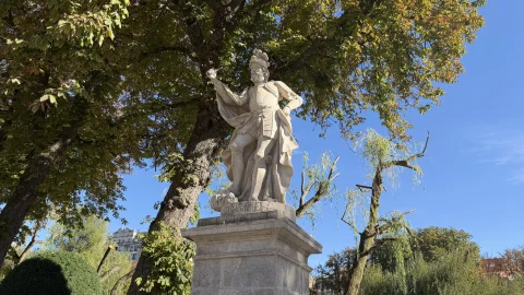 Estatua de Fernán González, independiente de Castilla
