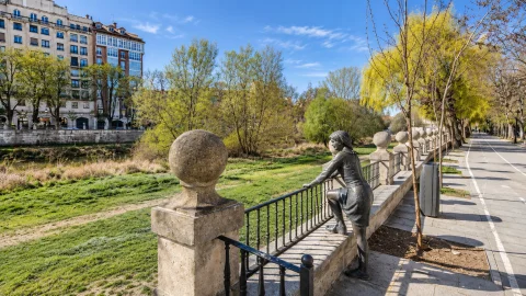 Mujer mirando al río Arlanzón