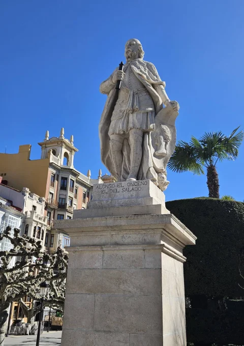 Estatua de piedra caliza de Alfonso XI con cetro y manto
