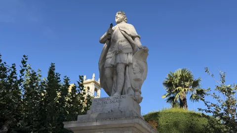 Estatua de Alonso el Onceno, el del Salado