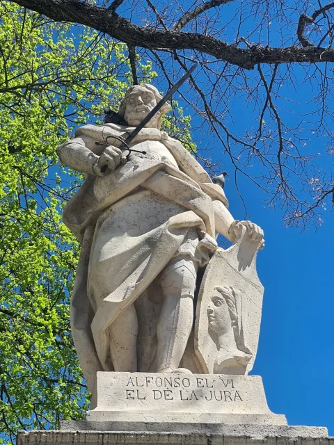 Estatua en piedra caliza de Alfonso VI «el de la Jura» sosteniendo la espada y el escudo con relieve