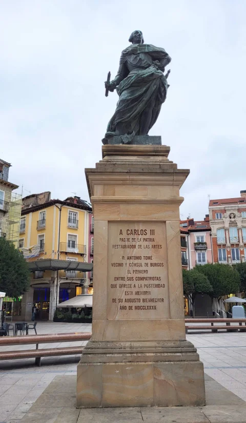 Detalle del pedestal de piedra de la estatua de Carlos III mostrando la inscripción conmemorativa grabada