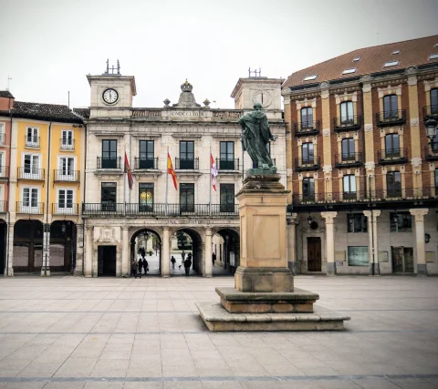 Escultura de Carlos III de espalda a la plaza con la fachada de la Casa Consistorial