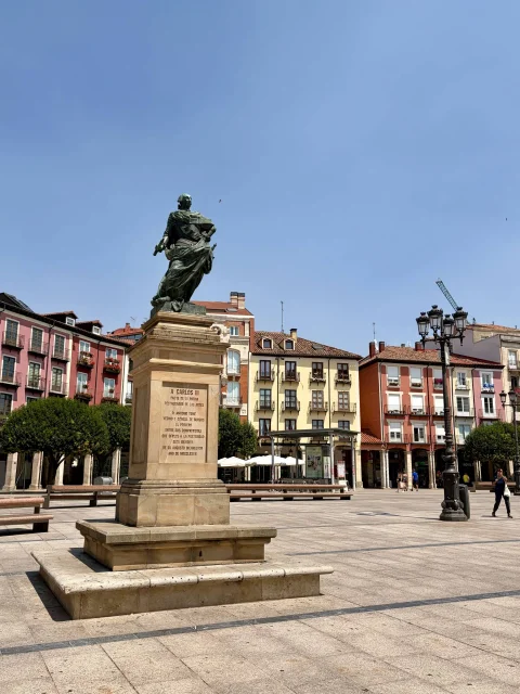 Vista en perspectiva de la estatua de Carlos III en el centro de la Plaza Mayor de Burgos