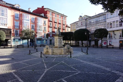 Panorámica del pavimento de adoquín de la Plaza de la Libertad con la fuente ornamental