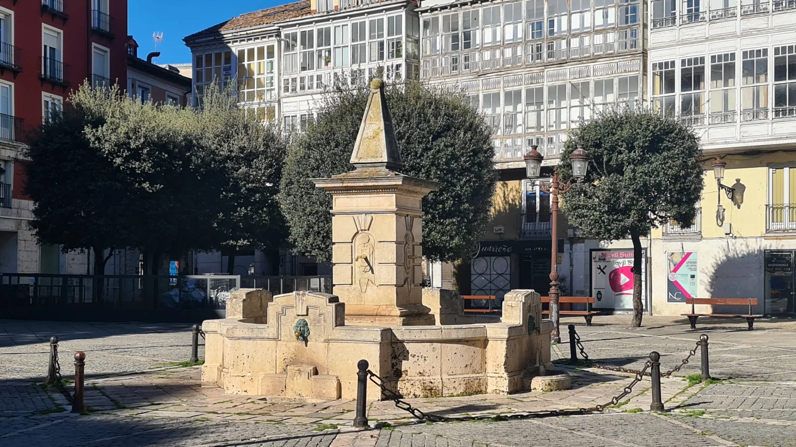 Fuente ornamental y sopertales de la Plaza de la Libertad