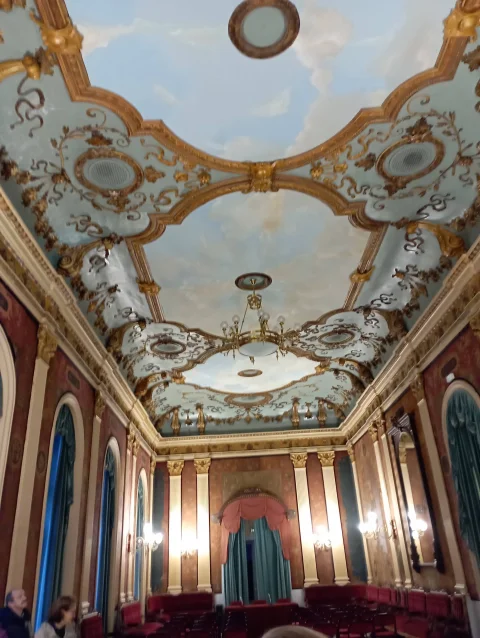 Bóveda pintada con cielo y molduras doradas de rocalla en el Salón Rojo del Teatro Principal