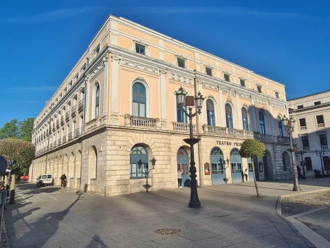 Fachada principal neoclásica del Teatro Principal con farola de forja y arcos de acceso