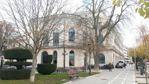 Fachada semicircular en la fachada trasera del Teatro Principal vista desde el paseo ribereño