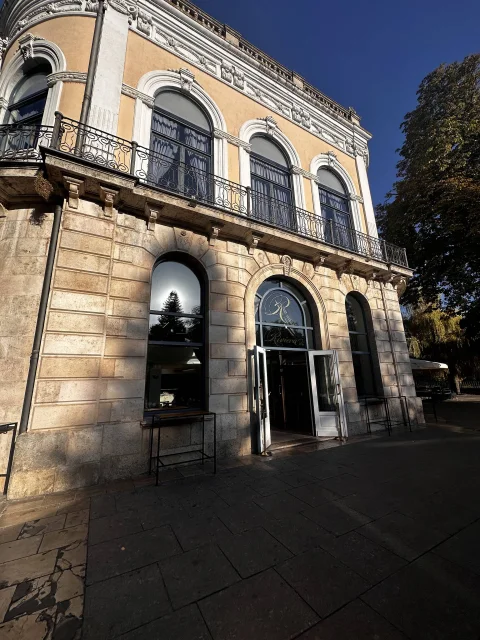 Fachada semicircular del Teatro Principal con ventanales de medio punto y entrada acristalada