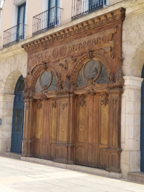 Portón histórico de madera tallada con rótulo modernista del antiguo Salón de Recreo