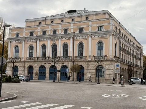 Vista exterior de la fachada neoclásica del Teatro Principal en chaflán con la plaza del Mío Cid
