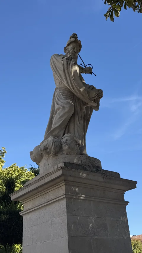 Estatua clásica en piedra caliza de San Millán de la Cogulla sobre pedestal