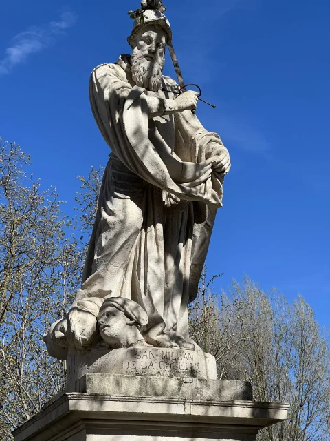 Estatua en piedra caliza de San Millán de la Cogulla sobre pedestal