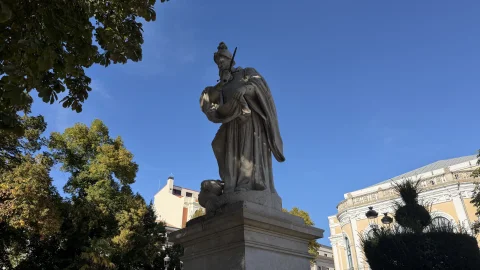 Estatua de San Millán de la Cogolla en formato 16:9