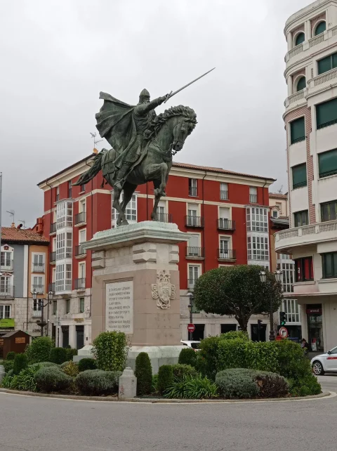 Estatua ecuestre de Rodrigo Díaz de Vivar blandiendo a Tizona sobre pedestal ajardinado