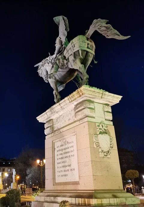 Perspectiva en contrapicado de Babieca y el Cid con la inscripción laudatoria en el pedestal