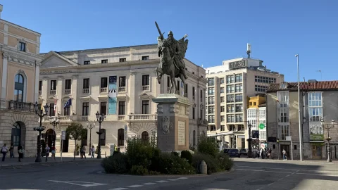 Vista angular diurna del monumento al Cid con la Diputación de Burgos y el reloj de la plaza