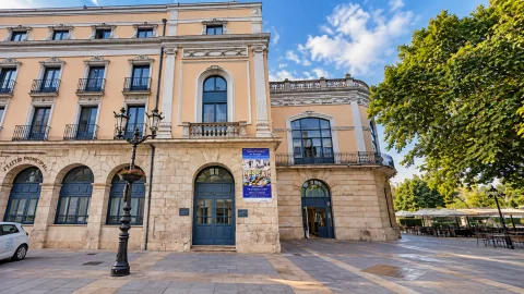 Fachada y puerta de acceso a la biblioteca del Teatro Principal