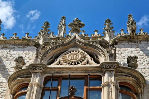 Detalle del frontón conopial y símbolo IHS en el mirador