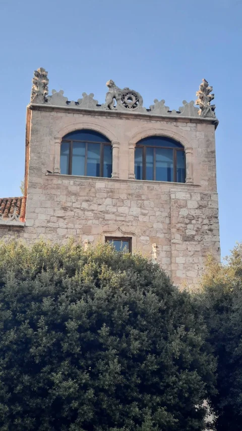 Detalle del remate y arquería de la torre