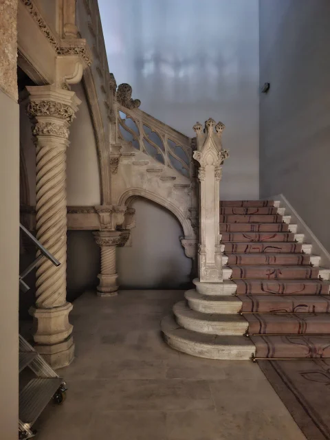 Escalera señorial gótica con pilares entorchados (salomónicos) y antepecho de piedra con calados de tracería
