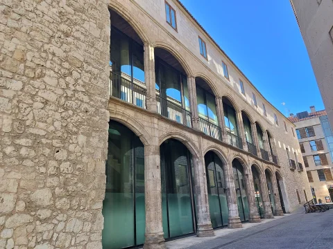Fachada lateral acristalada y soportales de la Casa del Cordón