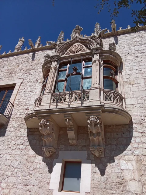 Mirador de piedra sostenido por ménsulas ornamentadas