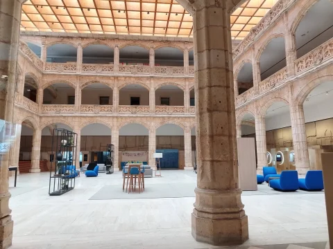 Perspectiva desde una de las columnas del patio arcado mostrando los detalles de las balaustradas labradas