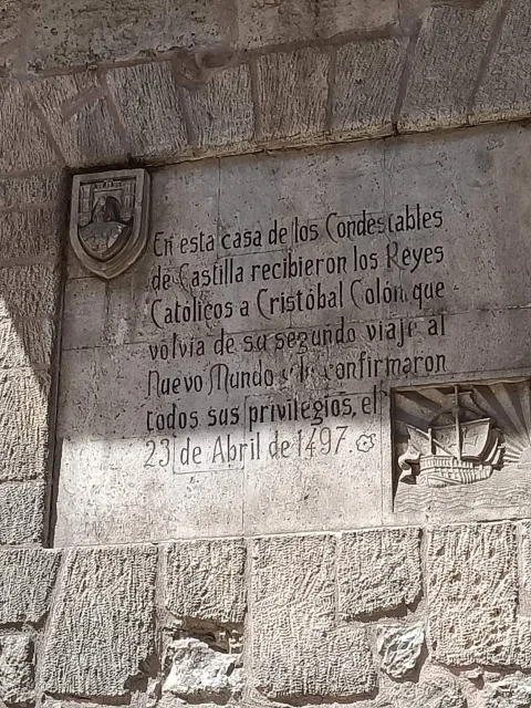 Placa conmemorativa del recibimiento de los Reyes Católicos a Cristóbal Colón
