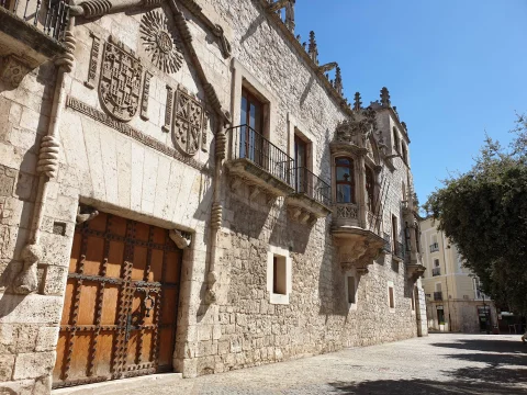 Portada heráldica y cordón franciscano tallado en la Casa del Cordón