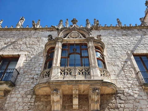 Vista en contrapicado de las ménsulas decorativas que sostienen el mirador monumental de la Casa del Cordón