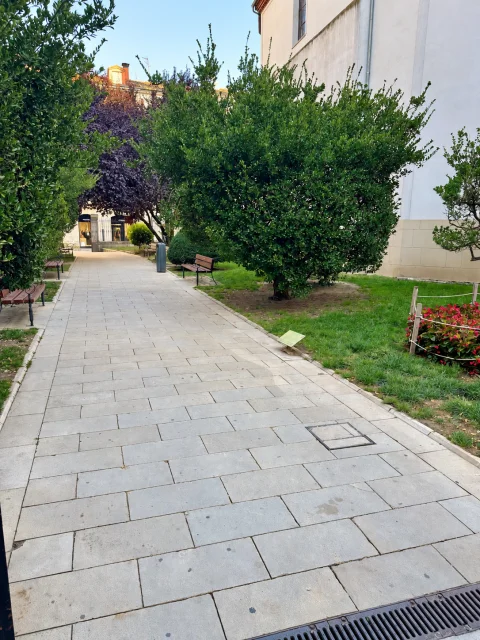 El pasaje de San Lorenzo de Burgos: el paseo entre bancos de los Jardines Ignacio del Río