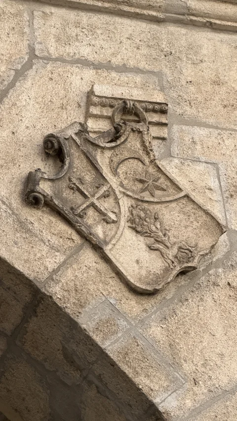 Escudo heráldico labrado (lado derecho del arco)
